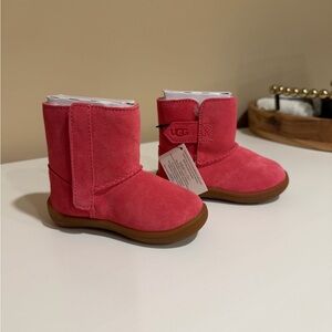 UGG Keelan Boot - Tan with Red